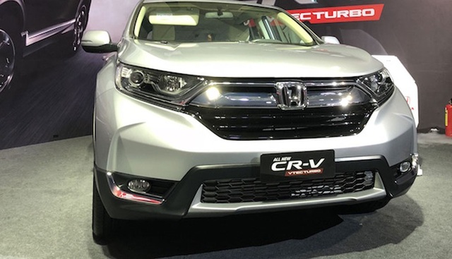 Honda CR-V tăng 150 triệu đồng, Toyota Fortuner ăn chênh hơn 100 triệu đồng - 1
Honda CR-V 2018 nhập khẩu hồi cuối năm 2017 có giá cao hơn dự kiến tới hơn 150 triệu đồng.