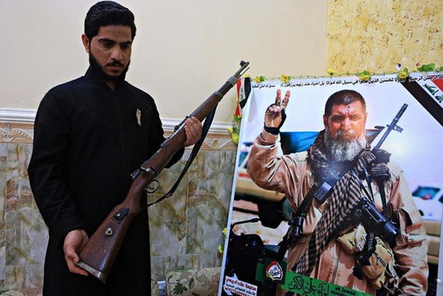
Khẩu súng và bức hình tưởng niệm của ông Ali Jayad al-Salhi Ảnh: AP
