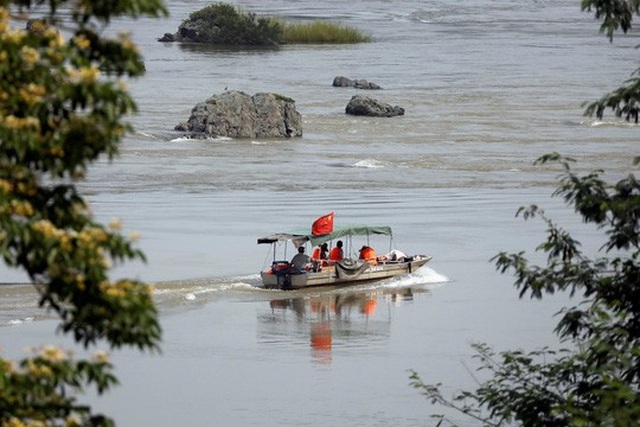 
Một chiếc thuyền Trung Quốc chở các chuyên gia địa chất khảo sát sông Mê Kông tại biên giới Lào và Thái Lan năm 2017 Ảnh: REUTERS
