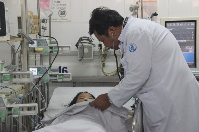 Nữ sinh lớp 8 suy gan, suy thận sau khi uống trà sữa - 1 Bệnh nhi đang được điều trị tích cực tại Bệnh viện Nhi đồng 1