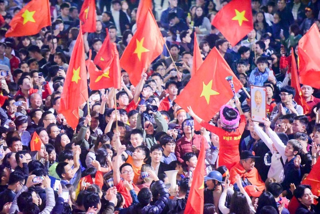 Khu vực Hồ Gươm "nghẹt thở" sau kỳ tích của U23 Việt Nam - 1
Tối 20/1, sau chiến thắng của U23 Việt Nam để đoạt vé vào bán kết Giải U-23 châu Á 2018, nhiều người dân ở Hà Nội đã xuống đường ăn mừng chiến thắng lịch sử.