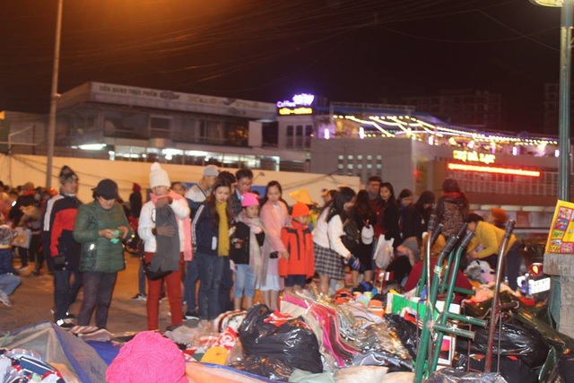 Nhộn nhịp trước thềm năm mới 2018 - 11 Chợ đêm Đà Lạt đông nghịt người (ảnh: Ngọc Hà)