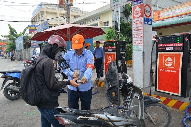 Lo ngại khi nhiều loại xe không phù hợp với xăng E5 - 2 Người dân sử dụng xăng sinh học E5 thân thiện môi trường
