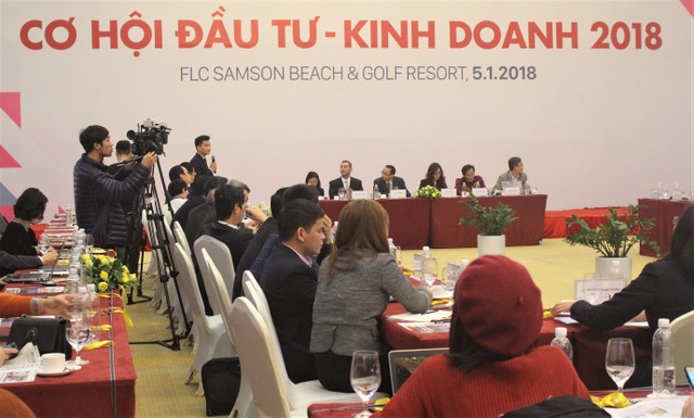 Thị trường chứng khoán tăng cao nhưng rủi ro cũng đang hiện hữu - 1 Các chuyên gia nhận định, dòng vốn đầu tư hiện nay chủ yếu chỉ đổ vào hai lĩnh vực là bất động sản và chứng khoán. (Ảnh: Hồng Vân)