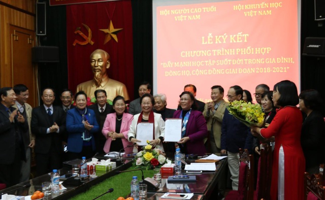 Hội Khuyến học đồng hành cùng Hội Người Cao tuổi trong phong trào học tập suốt đời - 1
Đại diện lãnh đạo 2 Hội kí thỏa thuận chương trình phối hợp