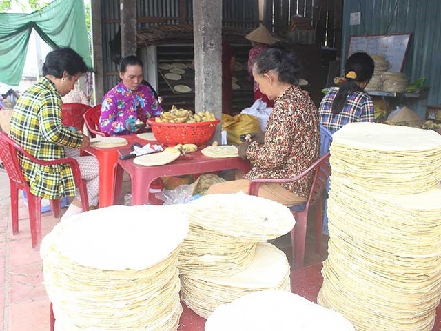 Mỹ Lồng, Sơn Đốc vào mùa tráng bánh ngày đêm - 2 Cả hai làng nghề bánh tráng Mỹ Lồng và bánh phồng Sơn Đốc đều rất bận rộn làm bánh ngày đêm vào những ngày cận Tết . Ảnh: ĐÔNG HÀ