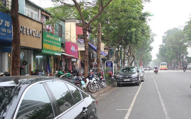 Mỗi ngày mất 300 nghìn gửi xe, nhiều người bỏ cuộc chơi xế hộp - 10
Trong khi đối diện bên đường, bãi đỗ xe tính giờ (iParking) lại vắng vẻ lạ thường.