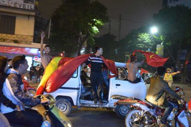 Khu vực Hồ Gươm "nghẹt thở" sau kỳ tích của U23 Việt Nam - 11 Khu vực Hồ Gươm "nghẹt thở" sau kỳ tích của U23 Việt Nam - 11