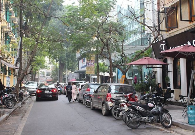 Mỗi ngày mất 300 nghìn gửi xe, nhiều người bỏ cuộc chơi xế hộp - 12
Theo nhân viên trông giữ xe, một số “khách quen” hôm nay không thấy đi xe, có người chuyển sang đi xe máy. Nhân viên ở đây cũng cho biết thêm, chủ yếu khách phản ứng về giá trông giữ ô tô, còn với xe máy tăng từ 3.000 lên 5.000 đồng chưa thấy khách hàng nào phản ứng cả...