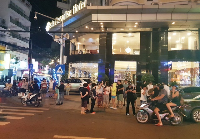 Nhộn nhịp trước thềm năm mới 2018 - 3 Phố Tây Na Trang nhộn khách du khách ra đường hân hoan đón năm mới 2018, tối nay 31/12 (Ảnh: Viết Hảo)