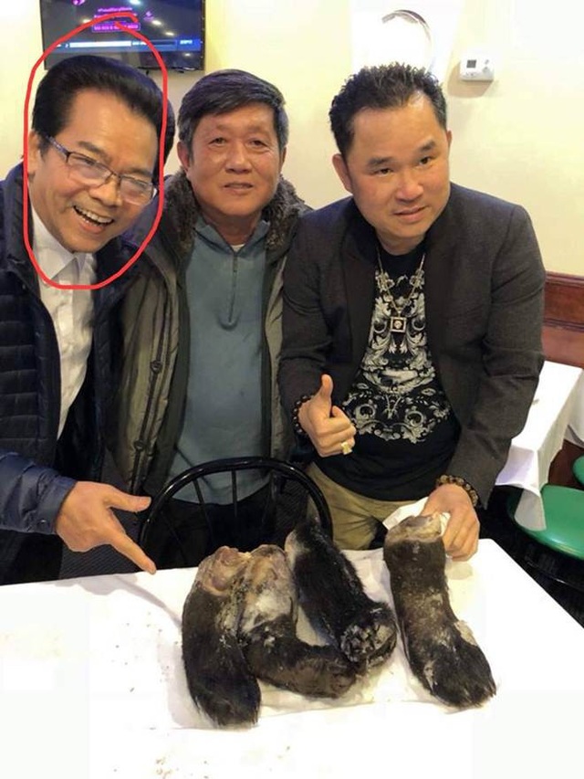 Diễn viên "Người phán xử" bị chỉ trích vì chụp ảnh với tay gấu - 1 Bức ảnh gây tranh cãi của NSND Trần Nhượng.