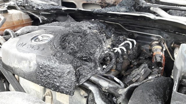 Xe Mazda bốc khói cháy đầu khi đang chạy - 3 Phần đầu máy cháy đen ...