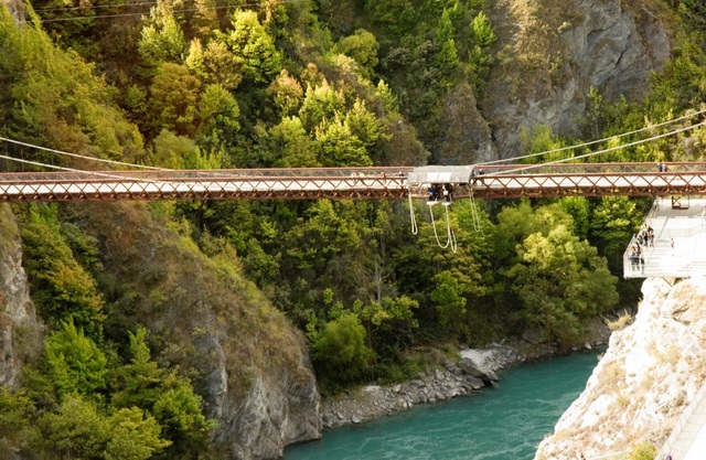 Điều gì thu hút tại New Zeland? - 2 Trải nghiệm cảm giác “yo!” khi nhảy Bungy từ cầu Kawarau, nơi mở dịch vụ nhảy Bungy thương mại đầu tiên trên thế giới.