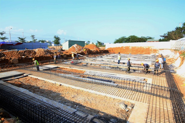 Đất Xanh Miền Trung phát triển hàng loạt tiện ích đô thị - 2 Nền móng của 100 căn shophouse đang được thi công gấp rút với mục tiêu bàn giao vượt tiến độ cho khách hàng vào tháng 6/2018.
