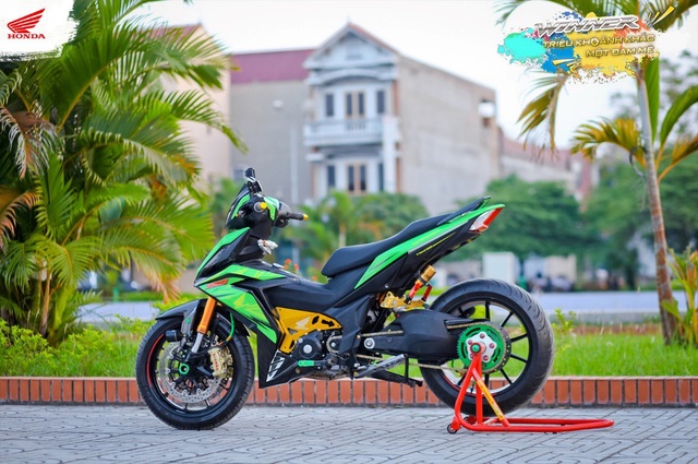 "Anh em biker “khô” nhưng mà cũng “tình” lắm!" - 2
Bản độ theo phong cách MotoGP của biker Văn Tấn (CLB Winner Kinh Bắc) đã xuất sắc đạt giải xe độ. Đam mê với mẫu xe phân khối lớn chính là nguồn động lực để biker này tự tay thực hiện bản độ hơn 200 triệu với nhiều chi tiết tỉ mỉ.
