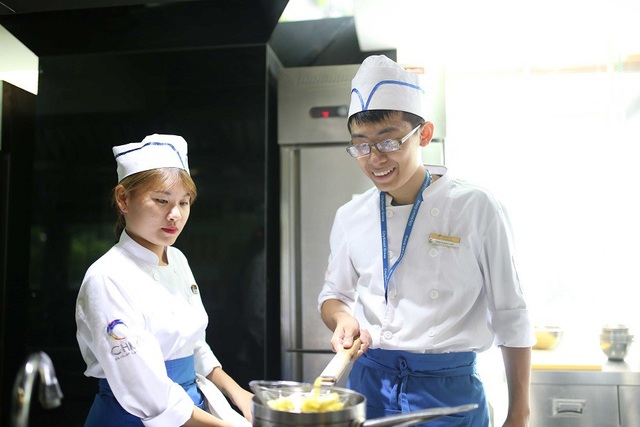 Học nghề quốc tế, nhận hộ chiếu toàn cầu - 2
Học viên lớp Nghệ thuật Ẩm thực trong giờ thực hành tại trường Quốc tế CHM.