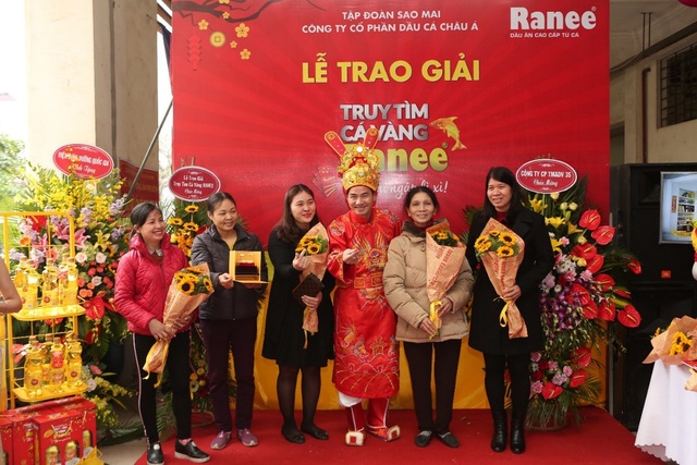 Táo Xuân Bắc hào hứng trao Cặp Cá Vàng Ranee đến khách hàng may mắn tại Hà Nội - 2 Các khách hàng may mắn trúng thưởng hào hứng chụp hình cùng Táo Xuân Bắc