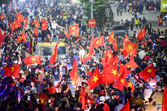 Khu vực Hồ Gươm "nghẹt thở" sau kỳ tích của U23 Việt Nam - 3
Tràn ngập cờ đỏ sao vàng.
