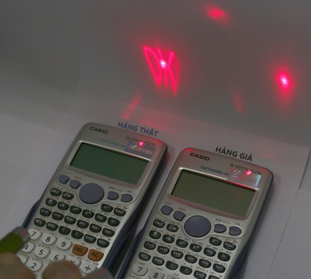 “Khôn lường” nạn máy tính Casio giả thềm năm mới: Cầu người chi bằng cầu mình - 3 Máy tính thật chiếu đèn laser vào tem hiện chữ OK, máy giả không hiện chữ OK.