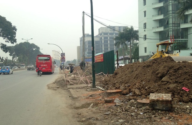 Căn hộ 85 tỷ đồng bỏ hoang bên đường vành đai 3 - 4
Tuyến đường đang được nâng cấp (Ảnh:Tuấn Linh)