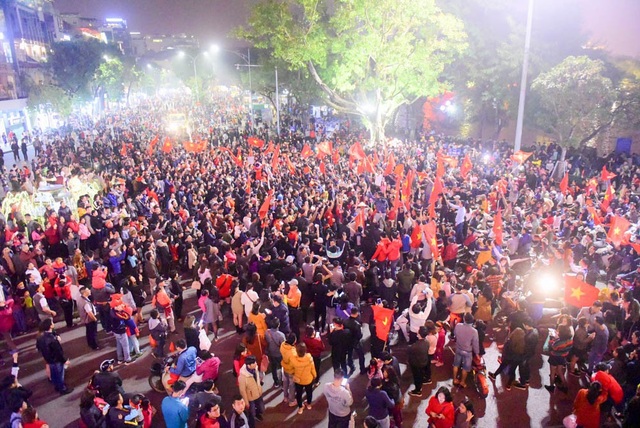 Khu vực Hồ Gươm "nghẹt thở" sau kỳ tích của U23 Việt Nam - 4
Quảng trường Đông Kinh Nghĩa Thục tập trung rất đông người hâm mộ ăn mừng.