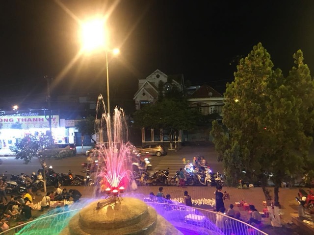 Nhộn nhịp trước thềm năm mới 2018 - 16 21h, các địa điểm công cộng ở Đồng Nai cũng bắt đầu đông người đến vui chơi, chờ đón giao thừa (ảnh: Băng Châu)