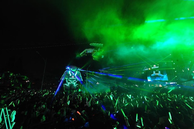 Cuồng nhiệt cùng Heineken Countdown Party 2018 - 4 “Phi hành gia” khổng lồ đến từ Heineken là người dẫn dắt khán giả du hành xuyên không gian để đến với những sắc thái cảm xúc riêng biệt