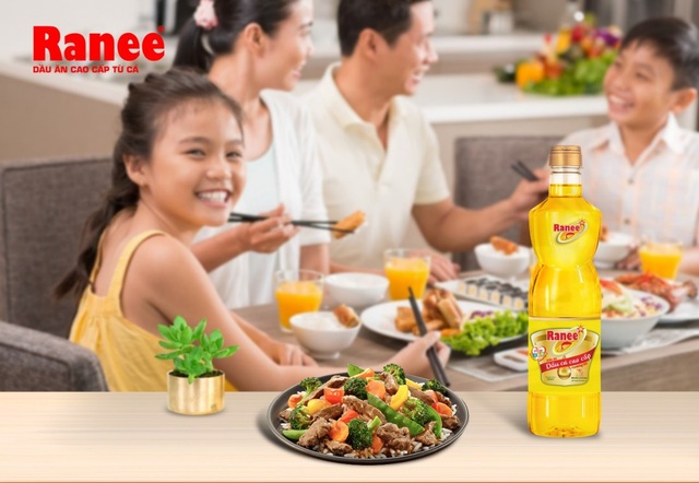 Táo Xuân Bắc hào hứng trao Cặp Cá Vàng Ranee đến khách hàng may mắn tại Hà Nội - 4 Dầu ăn cao cấp Ranee - lưu giữ trọn vẹn các dưỡng chất tự nhiên có trong mỡ cá