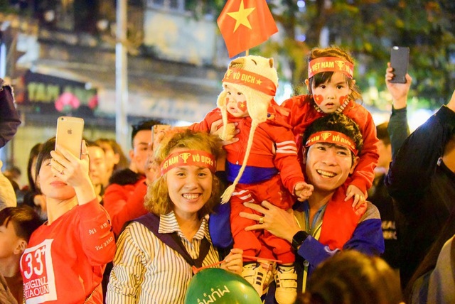 Khu vực Hồ Gươm "nghẹt thở" sau kỳ tích của U23 Việt Nam - 5
Một gia đình trẻ hòa mình vào bầu không khí náo nhiệt.