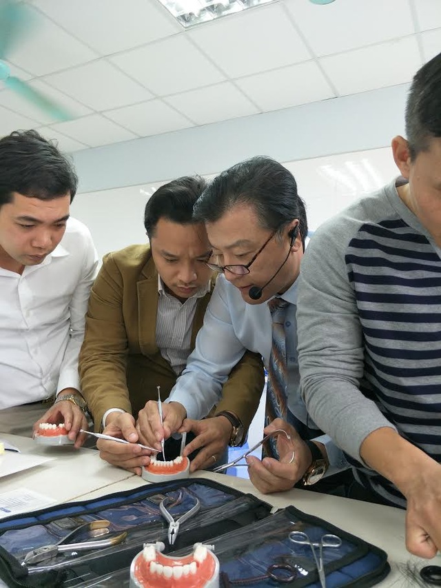 Ths.Bs Nguyễn Tuấn Dương: Khi cái nghề trở thành niềm đam mê - 5 Bs Yoen Bum Choi hướng dẫn Bs Nguyễn Tuấn Dương và đội ngũ y bác sĩ cập nhật các kỹ năng lâm sàng, thực hành mới về chỉnh nha mắc cài mặt lưỡi (mặt trong)