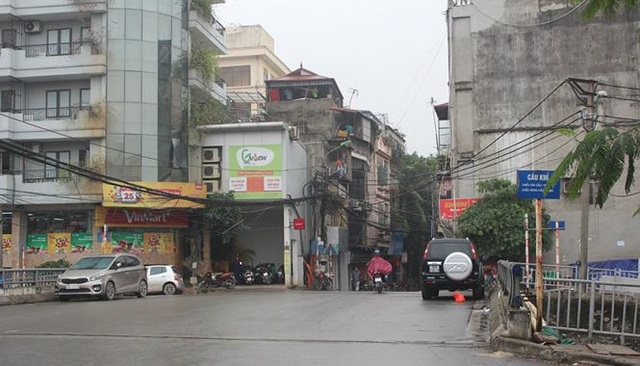 Mỗi ngày mất 300 nghìn gửi xe, nhiều người bỏ cuộc chơi xế hộp - 5
Anh Đỗ Văn Thiệp (phường Bạch Đằng, quận Hai Bà Trưng) cho biết, từ hôm qua anh đã đi taxi đến cơ quan bởi khu vực đỗ xe gần cơ quan (phố Lê Đại Hành) chuyển sang thu phí theo giờ. “Tính ra ngày làm việc 8 tiếng, tôi sẽ mất hơn 300 ngàn đồng tiền gửi xe. Tôi đã nghe nói sẽ tăng giá gửi xe nhưng không nghĩ lại nhanh như thế. Lẽ ra phải tăng có lộ trình để mọi người còn xoay xở, anh Thiệp đề xuất.