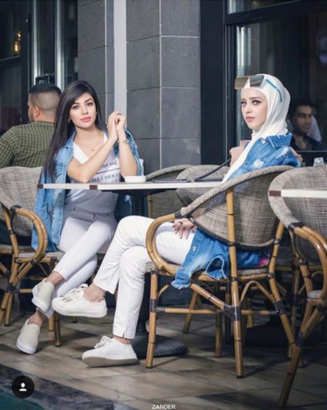 Hội con nhà giàu Iraq và những thú ăn chơi khét tiếng - 6 Khác với những hình ảnh phụ nữ Hồi giáo chúng ta thường thấy, những cô gái con nhà giàu có cách ăn mặc vô cùng hiện đại và sang trọng.