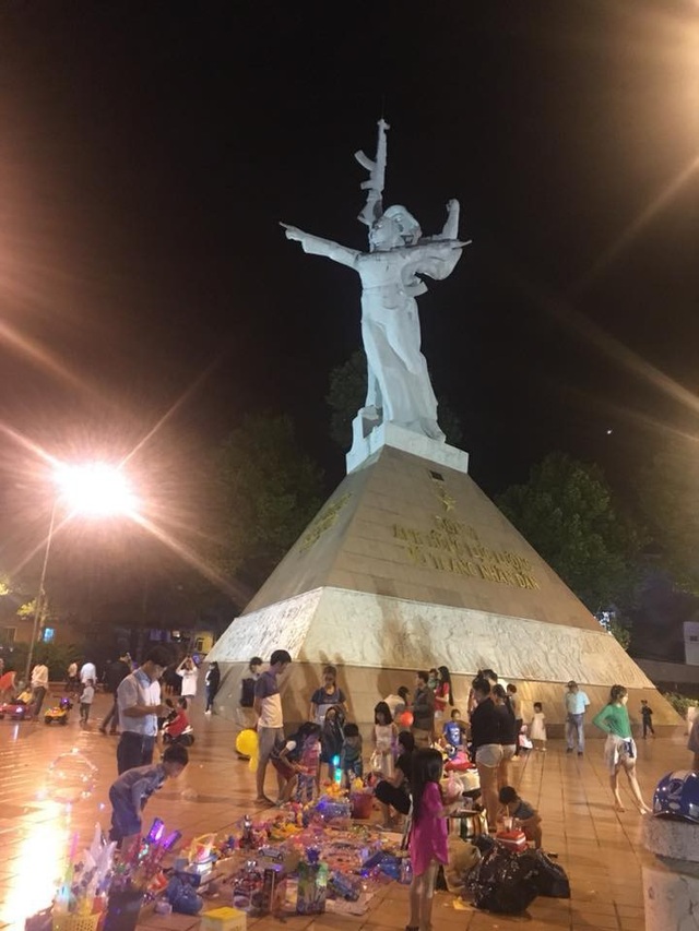 Nhộn nhịp trước thềm năm mới 2018 - 18 Nhiều nhóm trẻ tụ họp chơi giao thừa tại tượng đài Chiến Thắng (thị xã Long Khánh, Đồng Nai)
