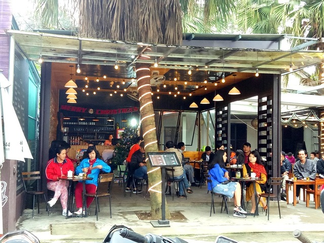 Nhịp sống yên bình ngày đầu năm mới - 14
Người dân Huế tới quán cà phê chuyện trò thư giãn ngày đầu năm