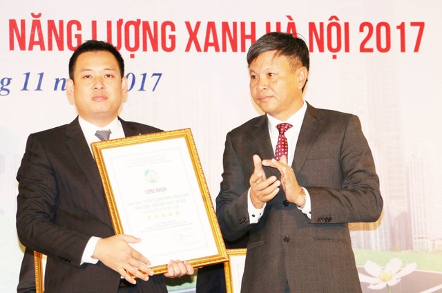 Hải Phát đón nhận “mưa giải thưởng” trong nước và quốc tế - 5
Đại diện Tập đoàn Hải Phát vinh dự lên nhận Danh hiệu Công trình sử dụng Năng lượng Xanh cho Dự án Roman Plaza