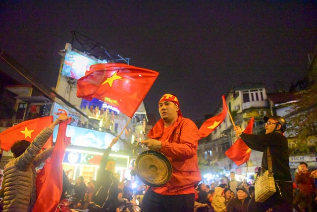 Khu vực Hồ Gươm "nghẹt thở" sau kỳ tích của U23 Việt Nam - 7 Khu vực Hồ Gươm "nghẹt thở" sau kỳ tích của U23 Việt Nam - 7