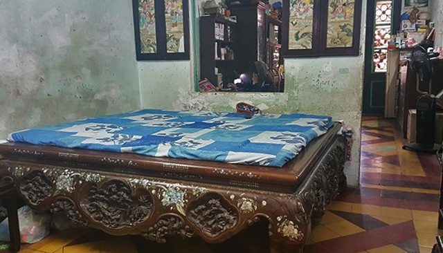 Căn nhà cổ rộng 200m2 của gia đình giàu nức tiếng phố Hàng Đào - 10
Chiếc tràng kỷ lớn, có tuổi đời gần 100 năm vẫn được ông Thái An giữ gìn. Ảnh: Nhật Linh