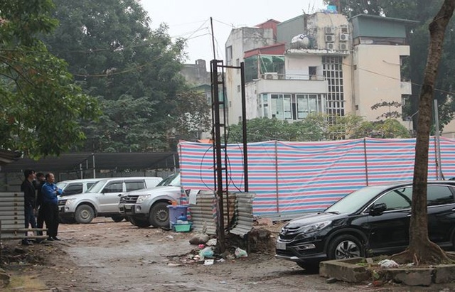 Mỗi ngày mất 300 nghìn gửi xe, nhiều người bỏ cuộc chơi xế hộp - 9
Một dự án chưa triển khai trên phố Lý Thường Kiệt trở thành nơi đỗ xe trong giờ hành chính.
