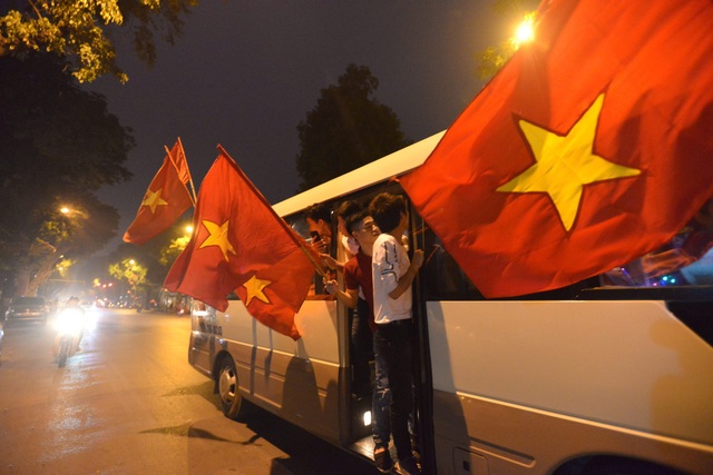 Khu vực Hồ Gươm "nghẹt thở" sau kỳ tích của U23 Việt Nam - 10 Khu vực Hồ Gươm "nghẹt thở" sau kỳ tích của U23 Việt Nam - 10