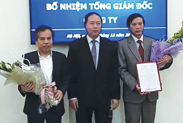 Vì sao nhiều lãnh đạo từng bị ông Đinh La Thăng "trảm" được phục chức? - 1
Lễ chuyển giao nhiệm vụ giữa ông Trần Thế Hùng và ông Nguyễn Viết Hiệp (ngoài cùng bên phải) tại Cty Vận tải đường sắt Hà Nội. Ảnh: Bảo An.