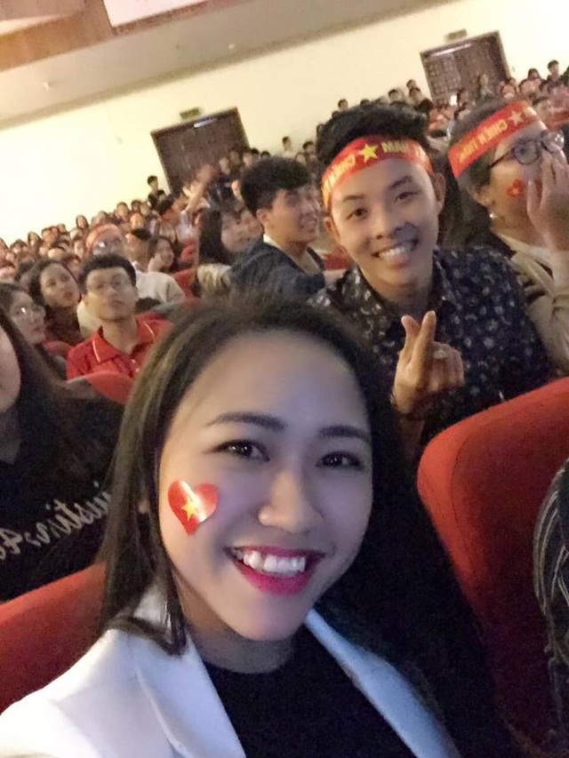 Nhiều nghệ sĩ khóc nức nở khi U23 Việt Nam giành chiến thắng - 4 Ca sĩ Phương Thanh cùng các sinh viên Đại học Văn hoá Hà Nọi ăn mừng chiến thắng trong không khí hân hoan chưa từng có.