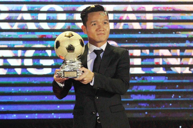 Thanh Trung, Kiều Trinh rạng rỡ trong ngày nhận Quả bóng vàng Việt Nam 2017 - 1 Thanh Trung (CLB Quảng Nam) nhận giải QBV Việt Nam 2017
