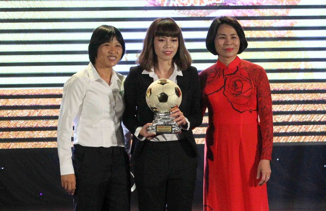 Thanh Trung, Kiều Trinh rạng rỡ trong ngày nhận Quả bóng vàng Việt Nam 2017 - 3 Kiều Trinh (đội nữ TPHCM - giữa) giành QBV nữ