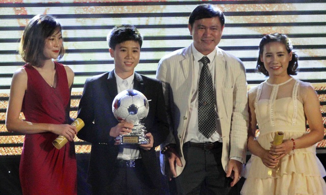 Thanh Trung, Kiều Trinh rạng rỡ trong ngày nhận Quả bóng vàng Việt Nam 2017 - 7 Quả bóng bạc nữ Tuyết Dung (Hà Nam - thứ 2 từ trái sang)
