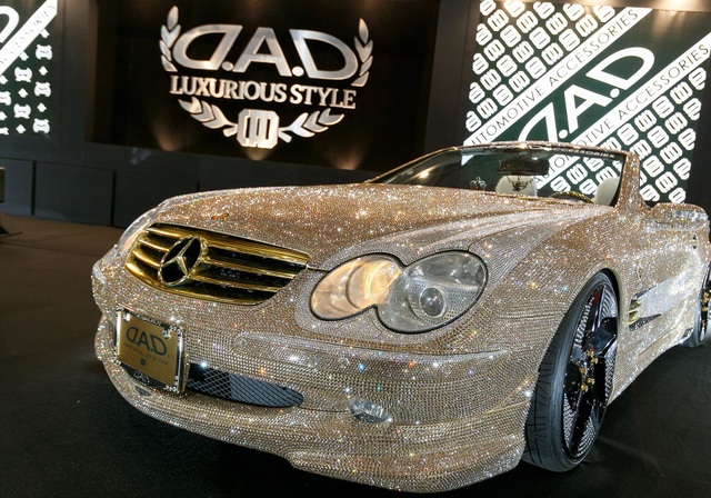 Choáng ngợp trước siêu xe Lamborghini đính 600.000 viên pha lê lấp lánh - 4 Chiếc Mercedes SL600 cũng được ưu ái nạm đá quý lên toàn bộ thân xe.