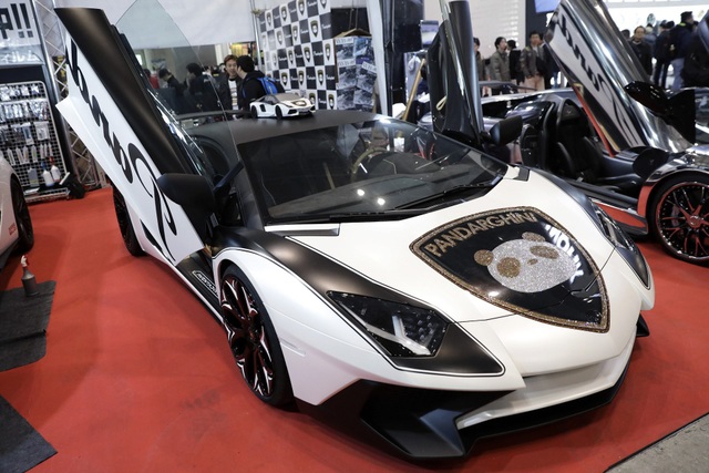 Choáng ngợp trước siêu xe Lamborghini đính 600.000 viên pha lê lấp lánh - 8
Chiếc Lamborghini Aventador SV nổi bật với hình ảnh gấu trúc nạm đá quý trên nắp ca-pô