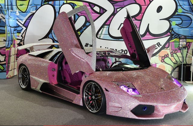 Choáng ngợp trước siêu xe Lamborghini đính 600.000 viên pha lê lấp lánh - 2
Tâm điểm của triển lãm xe độ Tokyo năm nay là chiếc Lamborghini Murcielago đính 600.000 viên đá Swarovski màu hồng