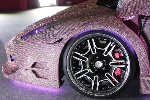 Choáng ngợp trước siêu xe Lamborghini đính 600.000 viên pha lê lấp lánh - 3
Để hoàn thành tác phẩm đắt giá, 6 nghệ nhân đã phải làm việc cần mẫn trong 6 tháng