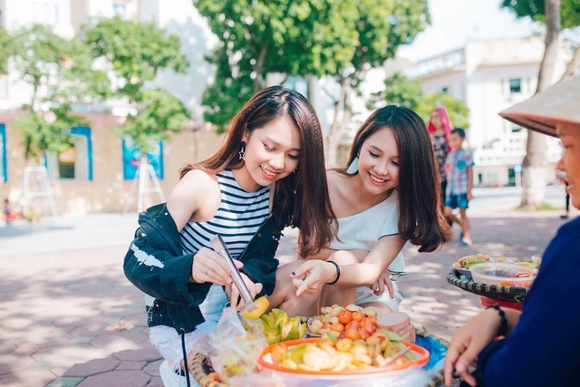 Cặp chị em sinh đôi "gây sốt" cộng đồng DHS Việt tại Nga vì quá xinh đẹp - 10 Cặp song sinh tâm sự vui, vì hai chị em làm gì cũng có nhau, đi đâu cũng đi cùng nhau nên mãi chưa có người yêu.