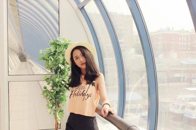 Cặp chị em sinh đôi "gây sốt" cộng đồng DHS Việt tại Nga vì quá xinh đẹp - 9 Mai Anh lại là type người hướng ngoại.
